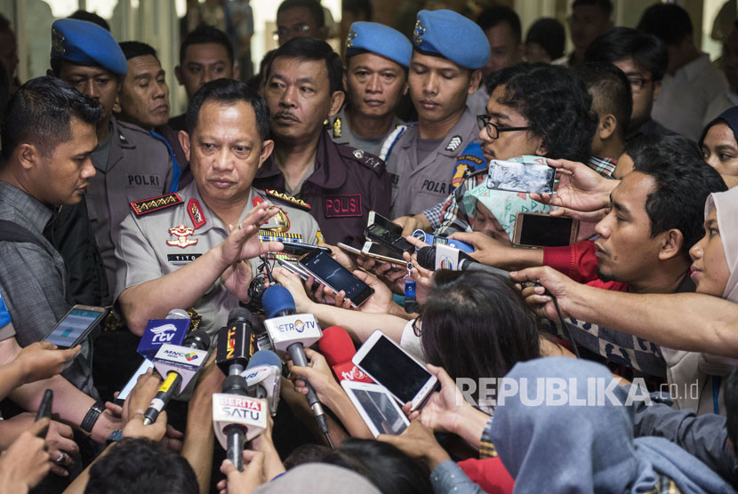 Kapolri Jenderal Pol Tito Karnavian menyampaikan keterangan kepada wartawan usai menghadiri rapat kerja dengan Komisi III di Kompleks Parlemen Senayan, Jakarta, Senin (17/7). 