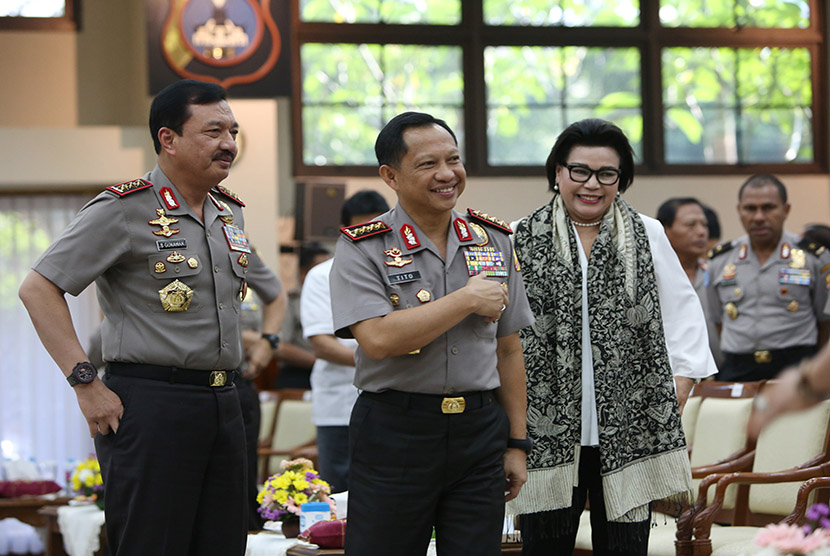 Kapolri Jenderal Pol Tito Karnavian (tengah) bersama Wakil Ketua Komisi Pemberantasan Korupsi (KPK) Basaria Panjaitan (kanan) dan Wakapolri Komjen Pol Budi Gunawan (Ilustrasi)