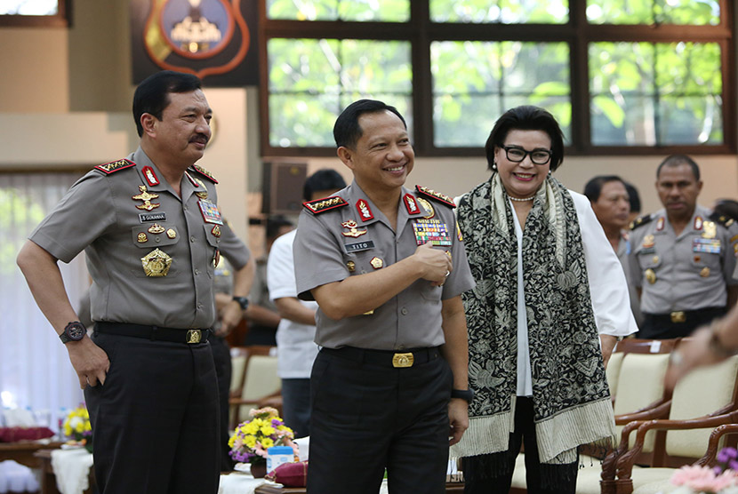 Kapolri Jenderal Pol Tito Karnavian (tengah) bersama Wakil Ketua Komisi Pemberantasan Korupsi (KPK) Basaria Panjaitan (kanan) dan Wakapolri Komjen Pol Budi Gunawan (kiri) menghadiri syukuran HUT Polwan ke-68 di Mabes Polri, Jakarta, Kamis (1/9). 