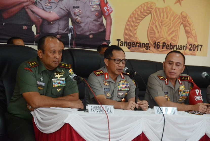 National Police Chief Tito Karnavian (center) accompanied by the Jayakarta Commander Teddy Lhaksmana and Jakarta Police Chief (right) M Iriawan conveyed a statement in a press conference at Tangerang Metro Police headquarter, Banten, Thursday (Feb 16).
