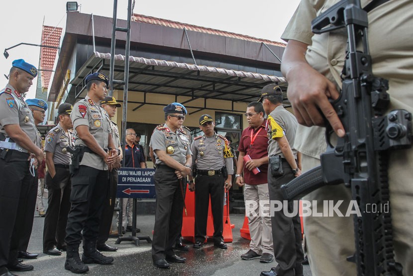  National Police Chief Tito Karnavian (center) visits Riau Police Headquarters, Pekanbaru, Riau, on Thursday (May 17).