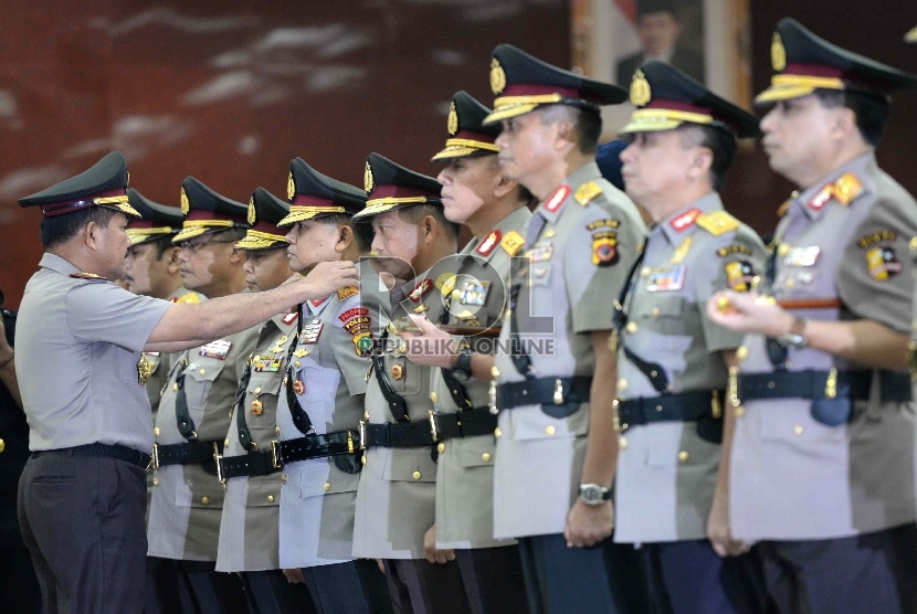 Kapolri Jenderal Polisi Badrodin Haiti (kiri) melakukan pelantikan pergantian perwira tinggi Polri di Mabes Polri, Jumat (12/6).(Republika/Wihdan Hidayat)