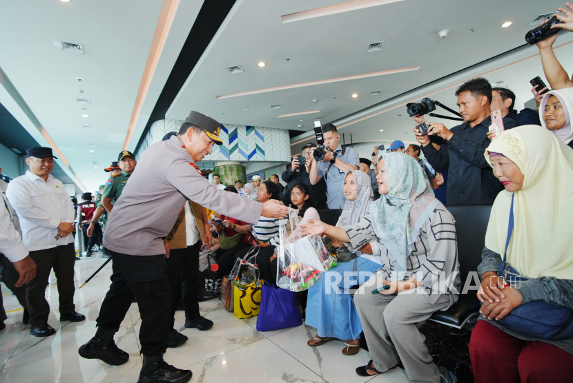 Kapolri Jenderal Polisi Drs. Listyo Sigit Prabowo melakukan pengecekan terhadap kesiapan Pelabuhan Merak dalam menghadapi libur Natal dan tahun baru (Nataru).