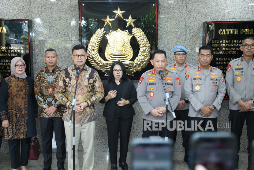 Kapolri Jenderal Polisi Drs. Listyo Sigit Prabowo menerima kunjungan Kepala Badan Pengawasan Obat dan Makanan (BPOM) Taruna Ikrar di Rupatama Mabes Polri, Jakarta Selatan.