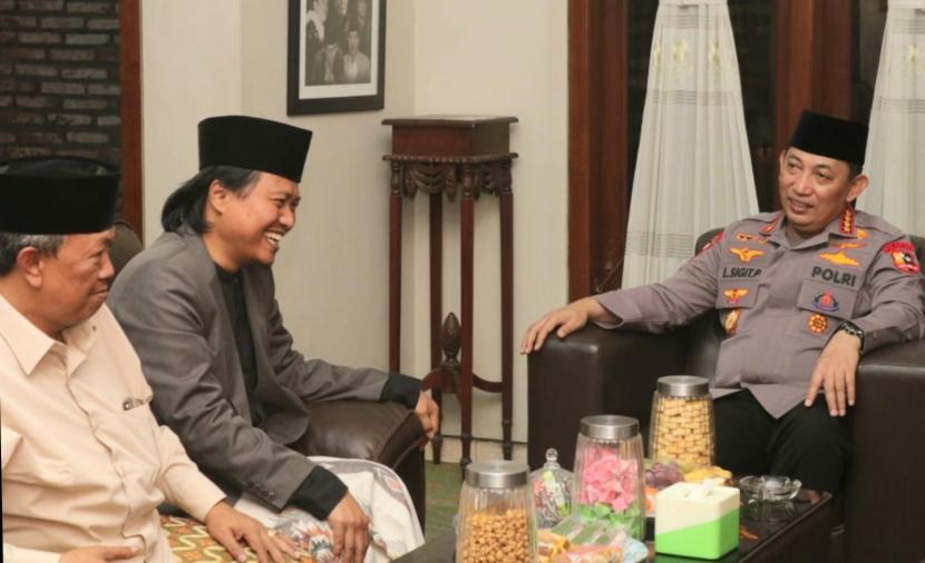 Kapolri Jenderal Polisi Listyo Sigit Prabowo (kanan) bertemu untuk melakukan komunikasi dengan Pengasuh Ponpes  Tegalrejo, Kabupaten Magelang, Jawa Tengah, Jumat (24/6) malam. (ilustrasi)