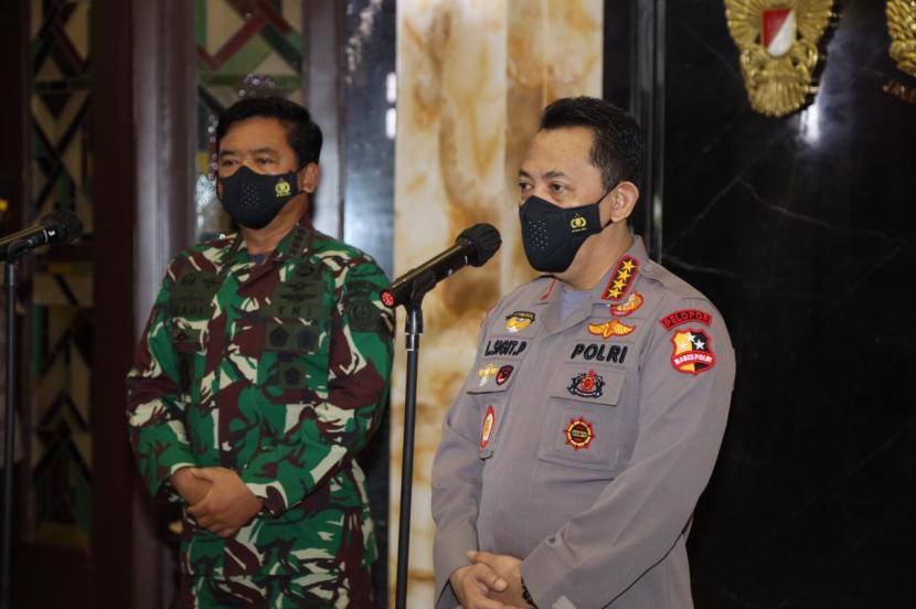 Kapolri Jenderal Polisi Listyo Sigit Prabowo (kanan). Sepekan setelah Listyo Sigit Prabowo menjabat sebagai kepala Polri, masih belum ada pengganti dirinya sebagai kepala Bareskrim Polri. 