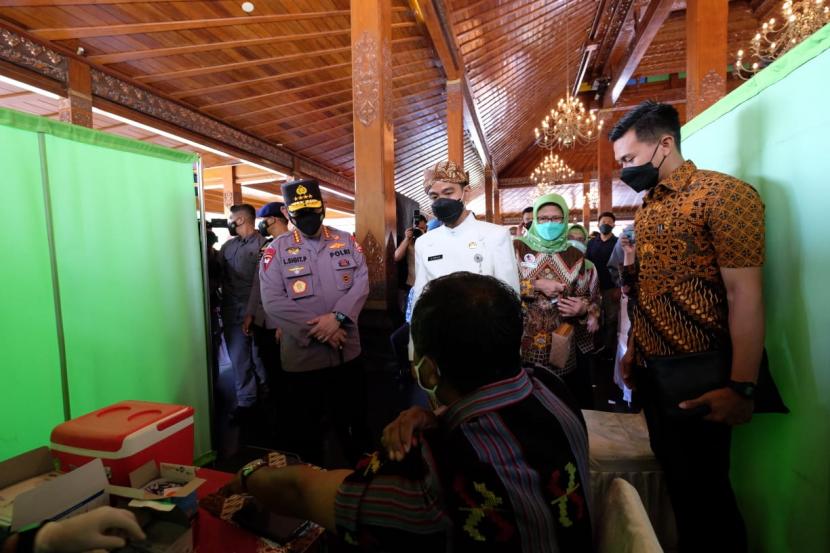 Kapolri Jenderal Polisi Listyo Sigit Prabowo meninjau langsung pelaksanaan vaksinasi Covid-19 di Pendhapi Gede Balai Kota Solo, Kamis (25/3). Vaksinasi massal tersebut menyasar sekitar 400 orang, terdiri dari guru, dosen, serta perwakilan tokoh-tokoh lintas agama.