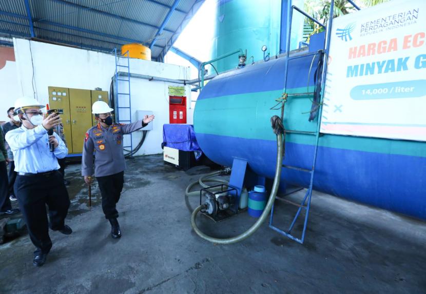 Kapolri Jenderal Polisi Listyo Sigit Prabowo meninjau pabrik minyak goreng PT Sawit Tunggal Arta Raya (STAR) Bali.