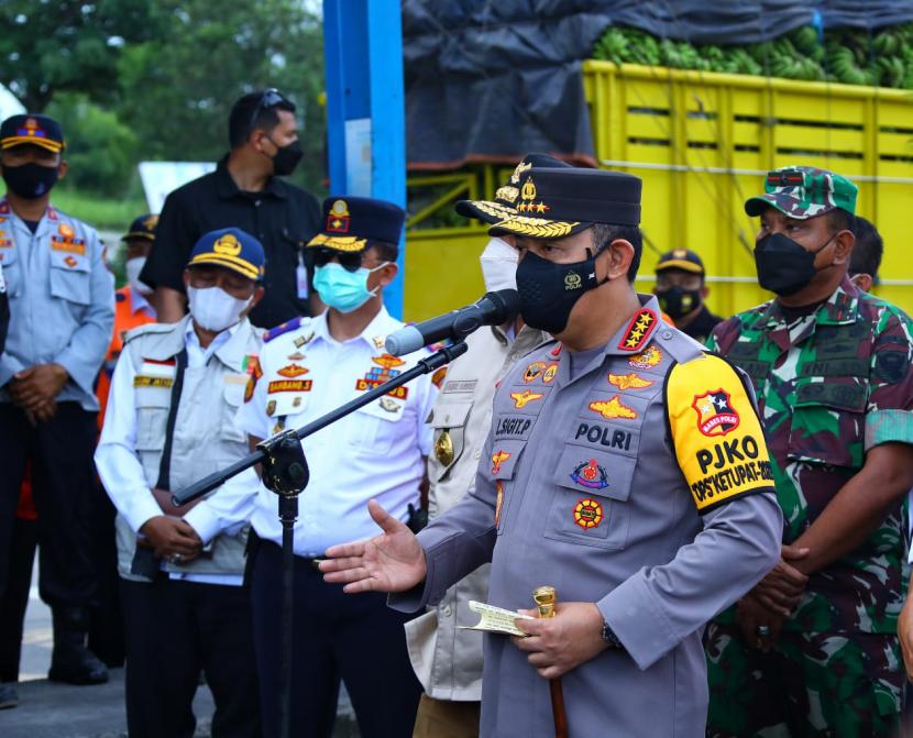 Kapolri Jenderal Polisi Listyo Sigit Prabowo meninjau sekaligus mengecek kesiapan pengamanan arus balik lebaran 2022 di Pelabuhan Bakauheni, Lampung.