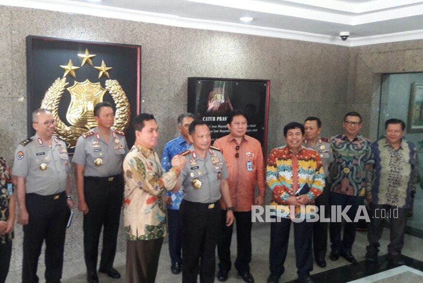 Kapolri Jenderal Polisi Muhammad Tito Karnavian bertemu dengan Komite BPH Migas Fanshurullah Asa membahas pengawasan penetapan harga BBM satu harga di Markas Besar Polri, Jakarta, Jumat (5/1).