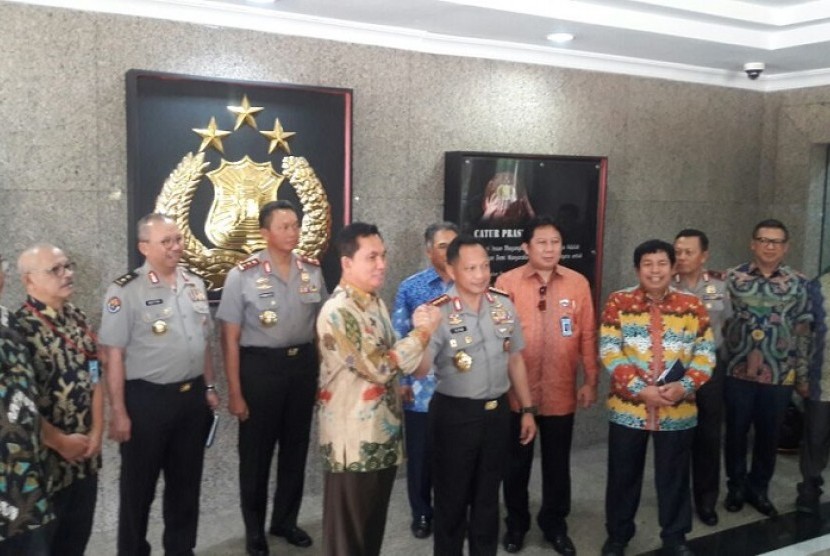 Kapolri Jenderal Polisi Muhammad Tito Karnavian bertemu dengan Komite BPH Migas Fanshurullah Asa membahas pengawasan penetapan harga BBM satu harga di Markas Besar Polri, Jakarta, Jumat (5/1). 