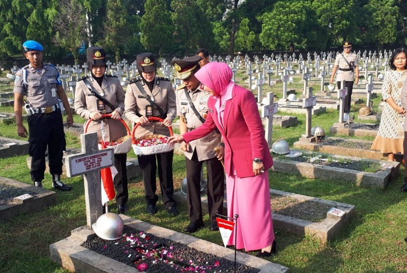 Kapolri Jenderal Polisi Muhammad Tito Karnavian berziarah ke Taman Makam Pahlawan Kalibata Jakarta Selatan, Senin (2/7).