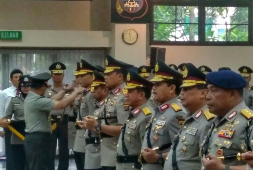 Kapolri Jenderal Polisi Muhammad Tito Karnavian melakukan serah terima jabatan pada sejumlah pejabat tinggi Polri. Termasuk di dalam serah jabatan ini adalah tiga perwira yang mencalonkan diri di Pilkada dan dimutasikan ke posisi non struktural, yakni Mantan Dankorbrimob Irjen Pol Murad Ismail, mantan Kapolda Kalimantan Timur Irjen Pol Safarrudin dan mantan Wakalemdiklat Polri Irjen Pol Anton Charliyan. Markas Besar Polri, Jakarta, Kamis (11/1). 