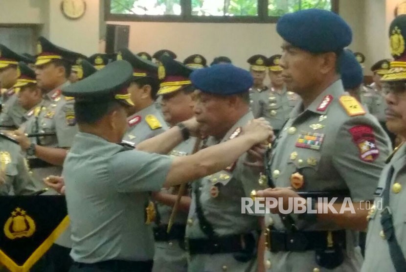 Kapolri Jenderal Polisi Muhammad Tito Karnavian melakukan serah terima jabatan pada sejumlah pejabat tinggi Polri. Termasuk di dalam serah jabatan ini adalah dua perwira yang mencalonkan diri di Pilkada dan dimutasikan ke posisi non struktural, yakni Mantan Dankorbrimob Irjen Pol Murad Ismail, mantan Kapolda Kalimantan Timur Irjen Pol Safarrudin. Markas Besar Polri, Jakarta, Kamis (11/1). 