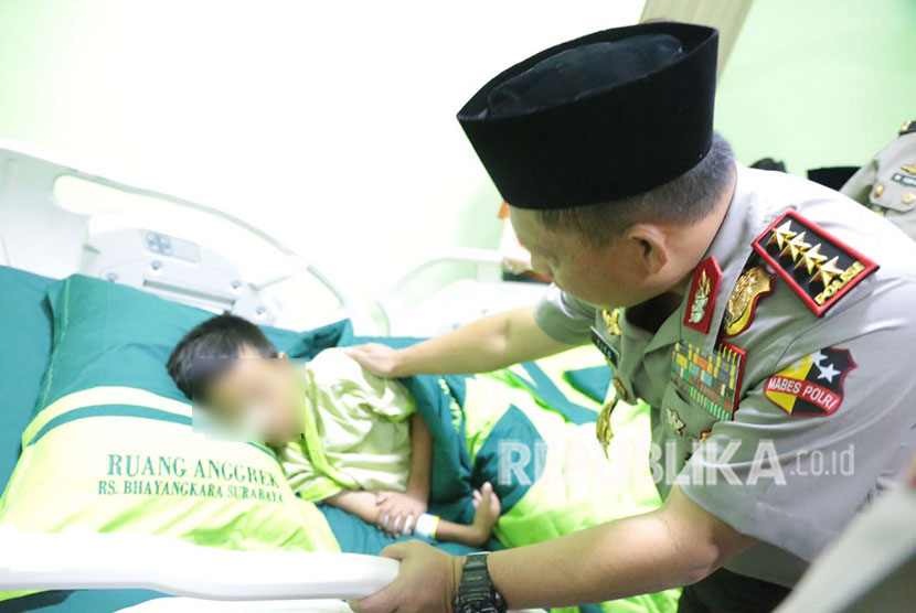 Kapolri Jenderal Polisi Muhammad Tito Karnavian mengunjungi anak korban pelaku bom rumah susun Wonocolo, Sidoarjo. Selasa (15/5).