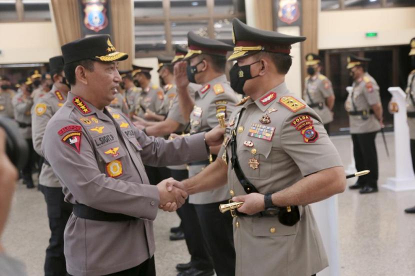Kapolri Jenderal Polisi Sigit Listyo Prabowo melantik Irjen Pol Suharyono sebagai Kapolda Sumatra Barat di Mabes Polri, Jakarta, Selasa (18/10/2022)
