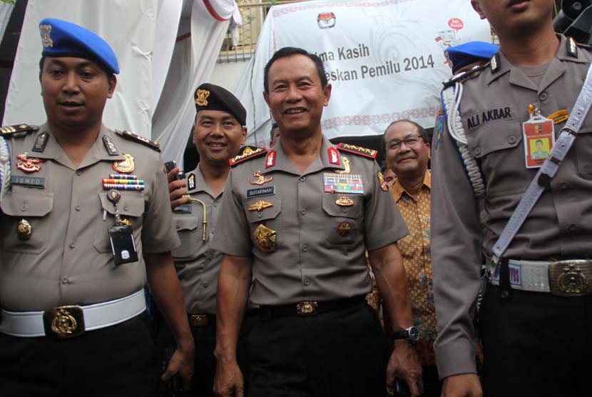 Kapolri Jenderal Polisi Sutarman meninjau pengamanan proses rekapitulasi suara nasional di Gedung KPU, Jakarta Pusat, Jumat (9/5).