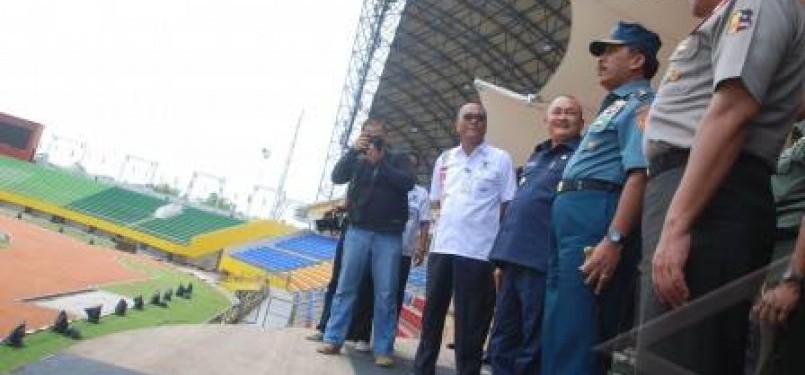 Kapolri Jenderal Polisi Timur Pradopo (kanan ke kiri), Panglima TNI Laksamana Agus Suhartono ditemani Gubernur Sumatera Selatan Alex Noerdin meninjau komplek Jakabaring Sport City (JSC) guna mengecek kesiapan pengamanan dan keamanan menjelang pembukaan SEA