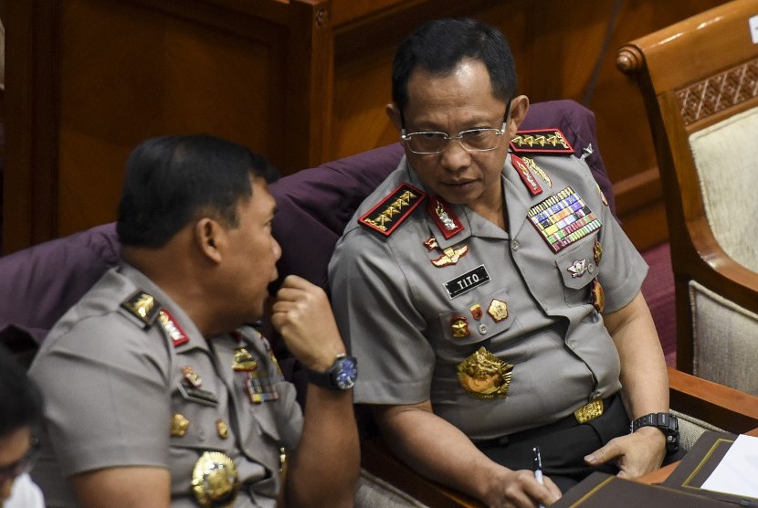 Kapolri Jenderal Polisi Tito Karnavian (kanan) berbincang dengan Irwasum Polri Komjen Pol Dwi Priyatno saat mengikuti rapat kerja dengan Komisi III DPR di Kompleks Parlemen, Senayan, Jakarta, Rabu (22/2).