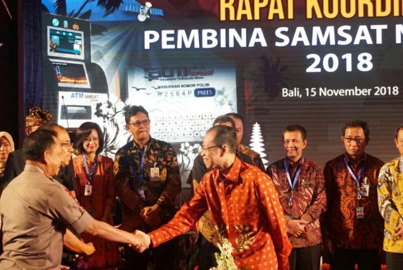   Kapolri Jenderal Polisi Tito Karnavian (kiri) dan Dirut Bank BJB Ahmad Irfan bersalaman dalam acara penandatanganan nota kesepahaman (MoU) tentang e-Samsat Online Nasional di Kuta, Provinsi Bali, Kamis (15/11). 