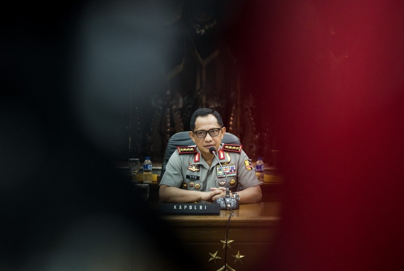 Kapolri Jenderal Polisi Tito Karnavian memberikan keterangan kepada awak media terkait hasil gelar perkara kasus dugaan penistaan agama yang dituduhkan terhadap gubernur DKI Jakarta nonaktif Basuki Tjahaja Purnama di Mabes Polri, Jakarta, Rabu (16/11). 