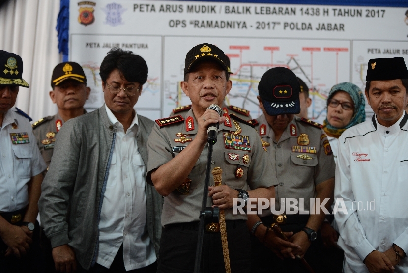Kapolri Jenderal Polisi Tito Karnavian memberikan keterangan pers saat meninjau pos pantau Cikopo, Purwakarta, Jawa Barat, Rabu (7/6)
