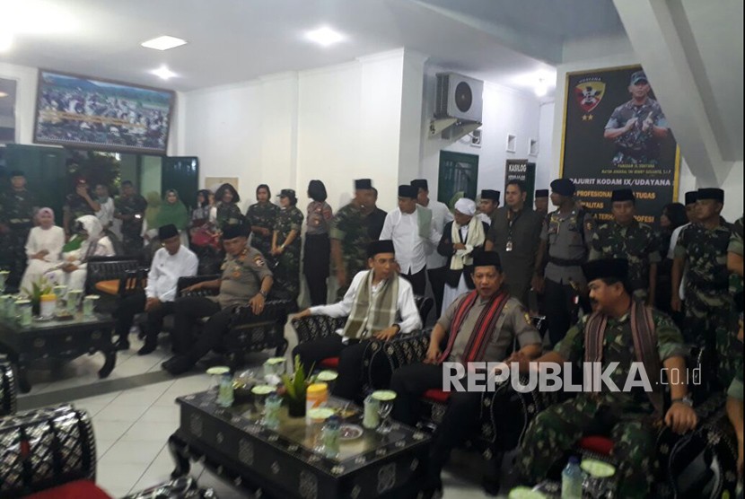 Kapolri Jenderal Polisi Tito Karnavian, Panglima TNI Marsekal TNI Hadi Tjahjanto, dan Gubernur NTB TGB Muhammad Zainul Majdi di Makorem 162/Wira Bhakti, Mataram, NTB, Rabu (30/5) malam.