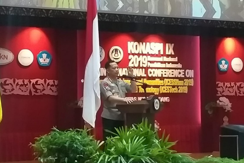 Kapolri Jenderal Polisi Tito Karnavian saat pidato di acara Konvensi Nasional Pendidikan di Auditorium Universitas Negeri Padang, Kamis (14/3).