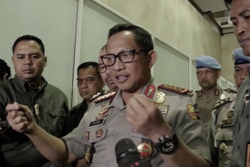 Kapolri Jenderal Polisi Tito Karnavian (tengah)