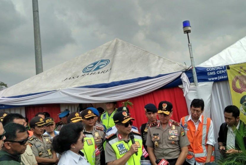 Kapolri Jenderal Polisi Tito Karnavian (tengah) bersama Menkes Nila Djuwita Moeloek (kiri) di Pintu Tol Cikarang Utama, Bekasi, Jum'at (30/6). 