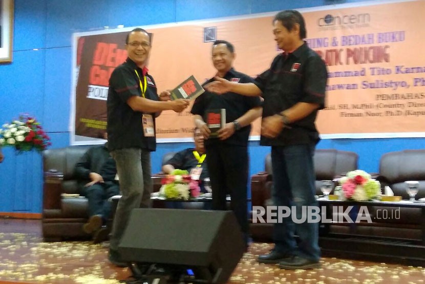 Kapolri Jenderal Prof. Muhammad Tito Karnavian meluncurkan buku karyanya bersama Prof. Hermawan Sulistyo berjudul Democratic Policing di Auditorium Lantai 2 LIPI Gatot Subroto, Jakarta, Selasa (21/11). 