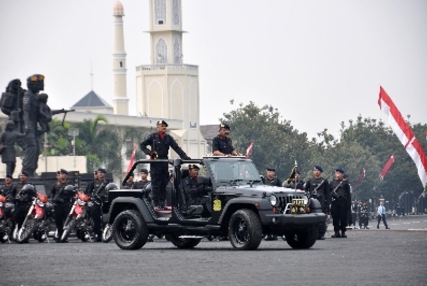 Kapolri Jenderal Timur Pradopo berkeliling menggunakan jeep mendekati para anggota peserta upacara pada upacara peringatan HUT ke-67 Brimob di halaman Markas Korps Brimob Kelapa Dua, Depok, Jawa Barat, Rabu (14/11).