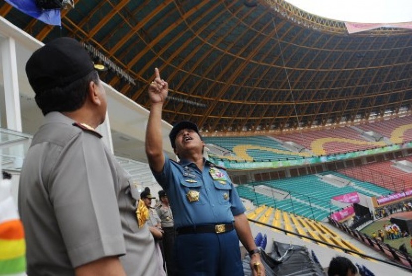 Kapolri Jenderal Timur Pradopo (kiri) dan Panglima TNI Laksamana Agus Suhartono meninjau persiapan pembukaan PON XVIII di Stadion Utama Riau, Pekanbaru, Jumat (7/9).