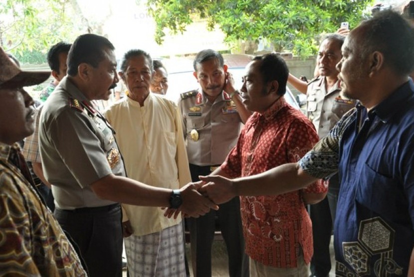 Kapolri Jenderal Timur Pradopo saat berkunjung ke daerah yang sebelumnya sempat terjadi bentrokan antarwarga di Lampung Selatan, Ahad (4/11).