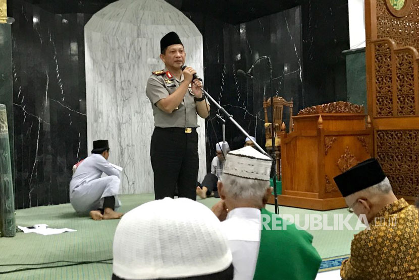 Kapolri Jenderal Polisi Tito Karnavian memberikan kultum di Masjid Agung Annur, Pekanbaru, Riau.
