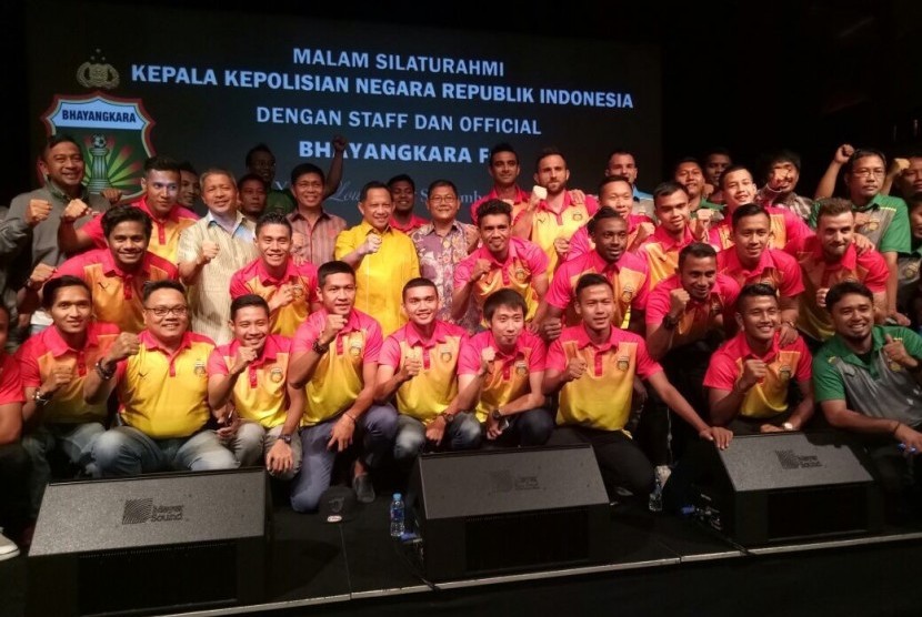 Kapolri Jenderal Tito Karnavian berfoto bersama Tim FC Bhayangkara di Plaza Senayan (19/9).