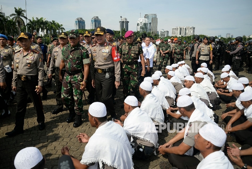 Kapolri Jenderal Tito Karnavian bersama Panglima TNI Jenderal Gatot Nurmantyo meninjau pasukan TNI dan Polri saat apel kesiapsiagaan pengamanan tahap kampanye dalam rangka Pilkada Serentak di Lapangan Silang Monas, Jakarta, Rabu (2/11)
