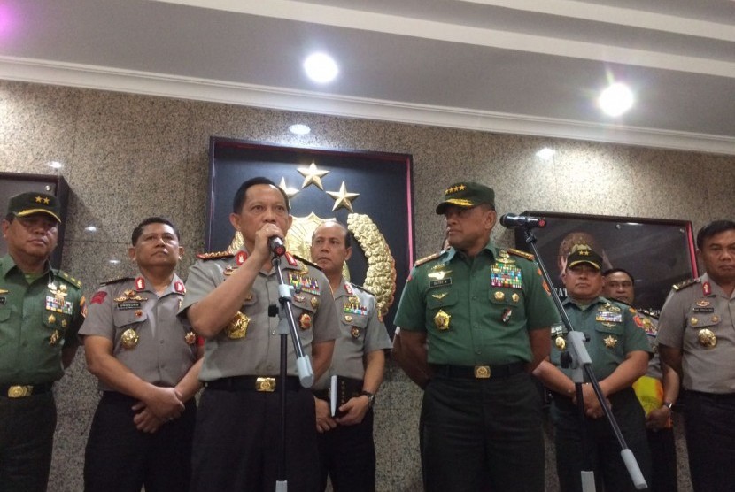 Kapolri Jenderal Tito Karnavian dan Panglima TNI Gatot Nurmantyo menggelar jumpa pers usai video vonference dengan Kapolda dan Pandam seluruh Indonesia, Senin (21/11).