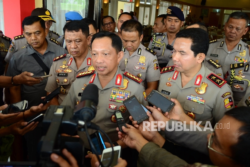 Kapolri Jenderal Tito Karnavian diwawancara wartawan terkait kasus yang terjadi baru-baru ini, disela-sela kegiatan di Sekolah Staf dan Pimpinan (Sespim) Polri, di Lembang, Kabupaten Bandung Barat, Selasa (11/4).