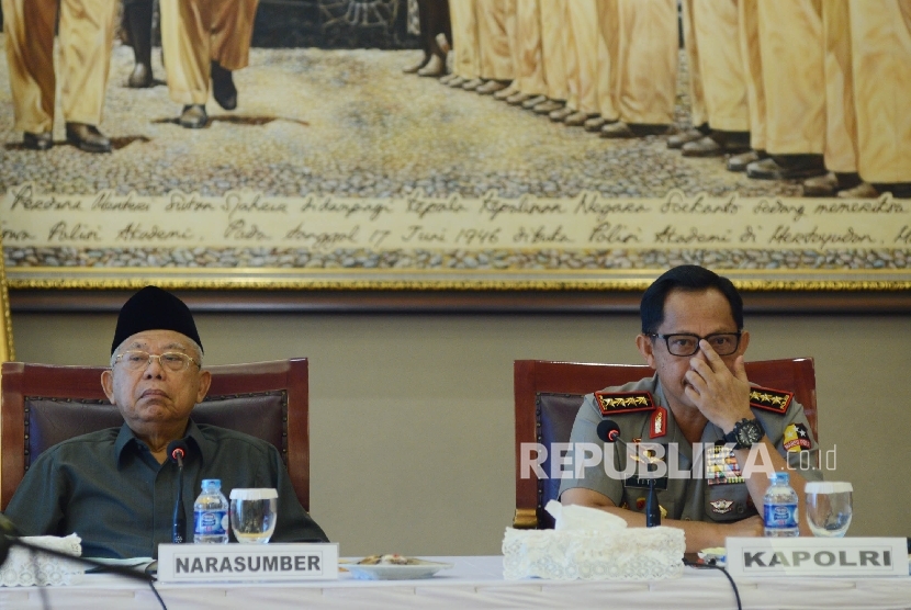 Kapolri Jenderal Tito Karnavian (kanan) bersama Ketua Majelis Ulama Indonesia (MUI) Ma'ruf Amin (kiri).