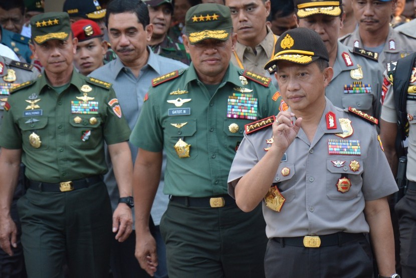 Kapolri Jenderal Tito Karnavian (kanan) bersama Panglima TNI Jenderal Gatot Nurmantyo berjalan meninggalkan kamar jenazah Rumah Sakit Bhayangkara usai melihat langsung dua teroris yang tewas tertembak di Palu, Sulawesi Tengah, Rabu (20/7). 