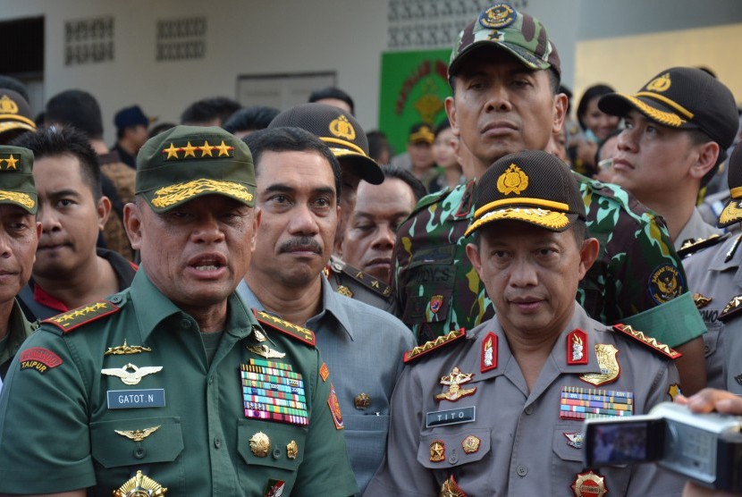 Kapolri Jenderal Tito Karnavian (kanan) bersama Panglima TNI Jenderal Gatot Nurmantyo (kiri) memberikan keterangan kepada wartawan usai melihat langsung dua teroris yang tewas tertembak di Palu, Sulawesi Tengah, Rabu (20/7). 