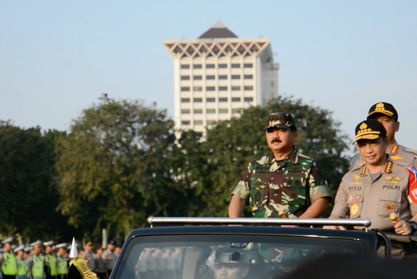 Kapolri Jenderal Tito Karnavian (Kanan) dan Panglima TNI Hadi Tjahjanto (Kiri)