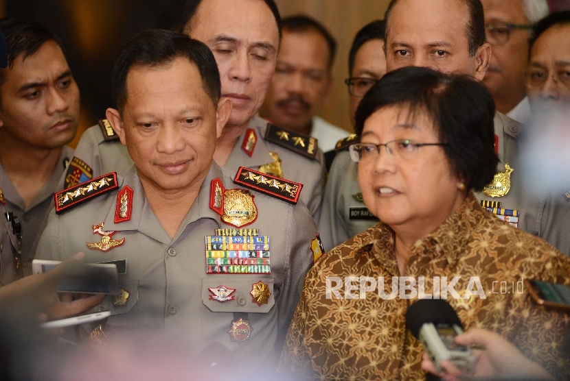 Kapolri Jenderal Tito Karnavian (kedua kiri) bersama Menteri Lingkungan Hidup dan Kehutanan (LHK) Siti Nurbaya (kanan) memberikan keterangan kepada awak media seusai melakukan pertemuan di Gedung Kementerian LHK, Jakarta, Rabu (7/9). (Republika/Raisan Al F