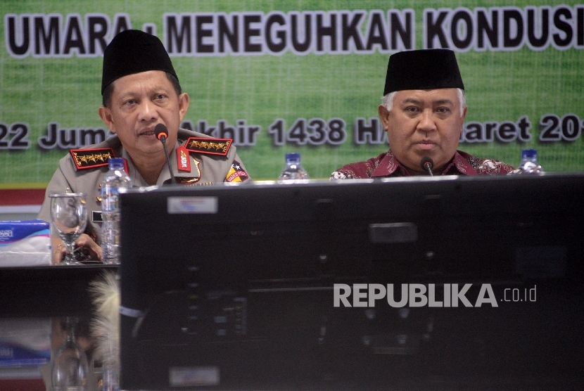 Kapolri Jenderal Tito Karnavian (kiri), bersama Ketua Dewan Pertimbangan Majelis Ulama Indonesia (MUI) Din Syamsuddin saat berdialog di kantor MUI, Jakarta, Selasa (21/3).