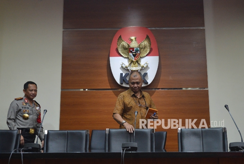 Kapolri Jenderal Tito Karnavian (kiri) bersama Ketua KPK Agus Rahardjo (kanan) bersiap untuk memberikan keterangan kepada awak media saat mengunjungi pimpinan KPK di Gedung Merah Putih KPK, Jakarta, Senin (19/6). 