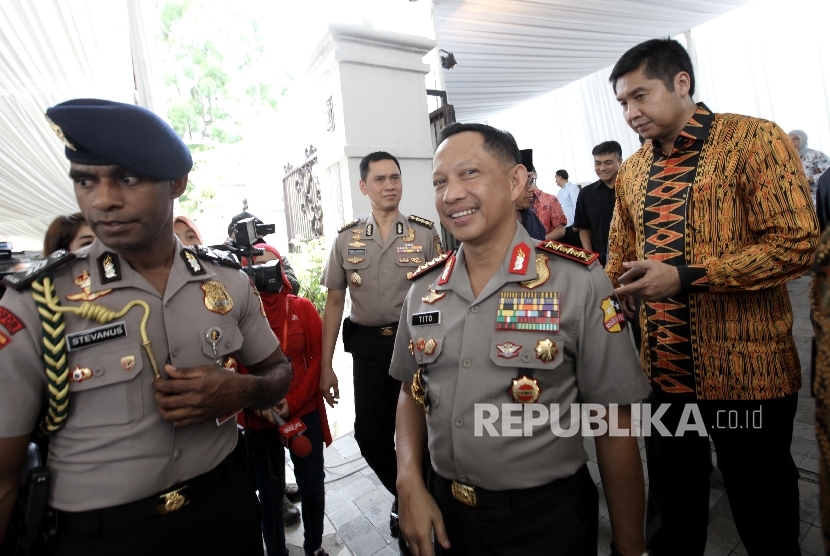 Kapolri Jenderal Tito Karnavian (kiri) saat melayat Jenazah Almarhum Mochamad Teddy Thohir di rumah duka, Jakarta, Selasa (1/11).