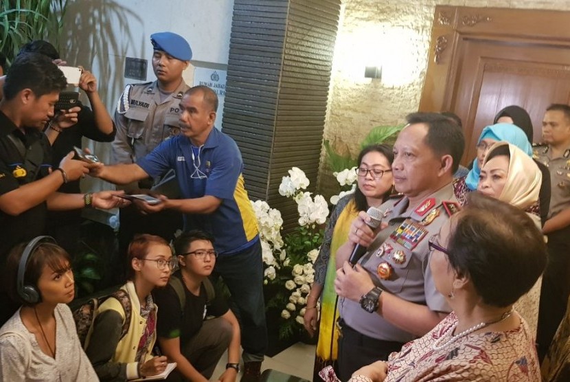 Kapolri Jenderal Tito Karnavian memberikan klarifikasi atas pemberitaan terkait ucapannya di media daring BBC soal wawancara pada korban pemerkosaan di rumah dinasnya di Trunojoyo, Jakarta Selatan, Senin petang (23/10).