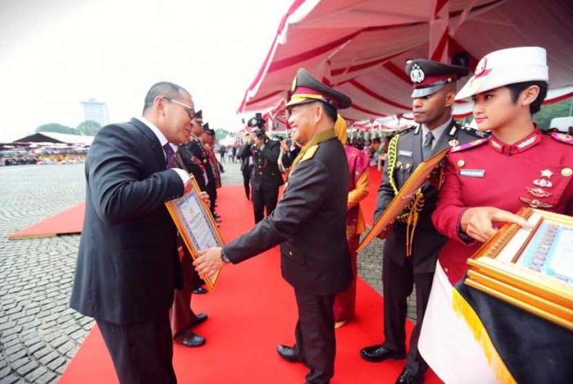 Kapolri Jenderal Tito Karnavian memberikan penghargaan kepada Wali Kota Makassar, M Ramdhan Pomanto atas keberhasilan membangun sistem keamanan di Kota Makassar dengan kamera CCTV melalui war room dalam peringatan HUT Hari Bhayangkara ke 71 tahun, Senin (10/7) di Lapangan Silang Monas, Jakarta Pusat.