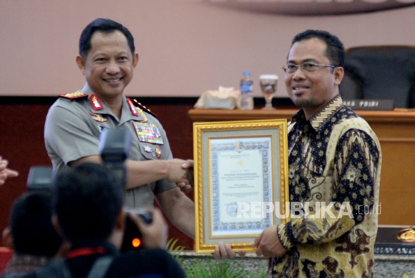 Kapolri Jenderal Tito Karnavian memberikan penghargaan pemberitaan program dan kinerja polri di media cetak kepada Wapmred Republika Hasan Murtiaji disela saat menghadiri pembukaan Rakernis Humas Polri 2017 di Jakarta, Rabu (15/3). 